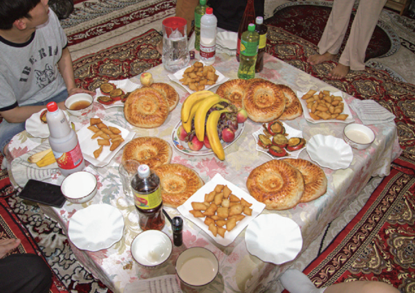단원들이 홈스테이 가정에서 준비해준 전통 가정식을 맛보고 있다. 키르기스스탄 가정에서는 △탄디르 난 △삼사 △보르소크 등의 음식을 주로 먹는다