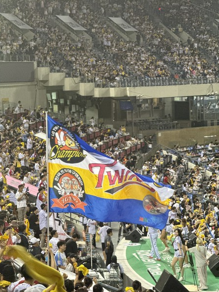 잠실종합운동장 잠실야구장에서 LG 트윈스의 팬들이 응원단장 및 치어리더와 함께 응원하고 있다.