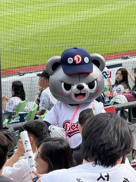 두산 베어스의 마스코트인 철웅이가 경기장을 돌아다니는 모습이다.