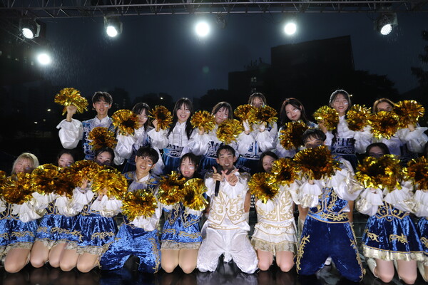 본교 응원단 위니가 메인스테이지 공연 후 단체사진을 찍고 있다.