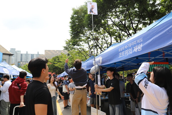 배구 동아리 비도의 높이뛰기 게임에 참여하고 있다.