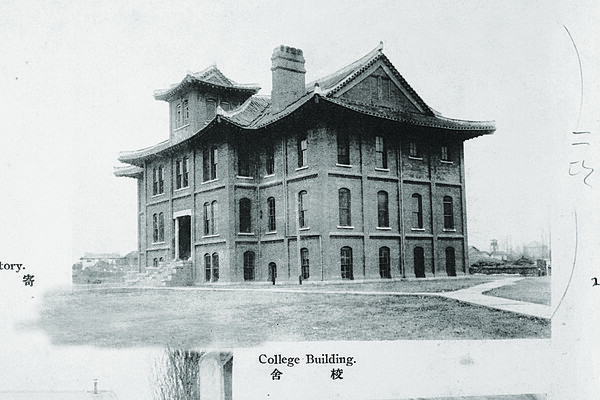 1912년 숭실대학 본관의 모습이다. 본교는 1906년 대학부를 설치한 이후 학사규모 확대에 따라 1912년 대학 교사를 신축하고 1915년 목조 2층 임시교사를 짓기도 했다.