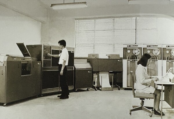 1970년대 인공지능 전자계산연구소의 모습이다. 1969년 9월 설립된 전자계산연구소는 고성능 시스템을 도입해 선진적인 컴퓨터 교육과 우리나라 과학기술교육의 발전을 앞당기는 데에 기여했다.