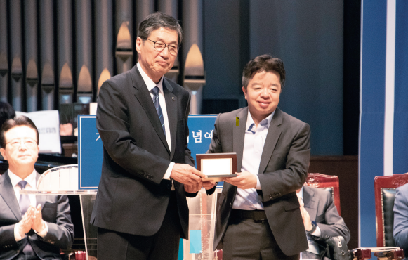 본교 총무·인사팀 전영석 팀장이 20년 장기 근속자 표창을 수여받고 있다.