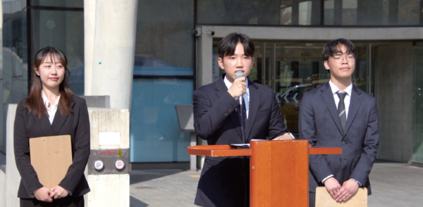 지난 7일(금) 본교 학생회관 앞에서 개최된 1차 합동연설회에서 기호 2번 ‘SSU:D’ 선본이 연설을 진행하고 있다. 왼쪽부터 △백현서(사회복지·23) 부후보 △구정모(기계·21) 정후보 △박동운(글로벌통상·23) 부후보다.