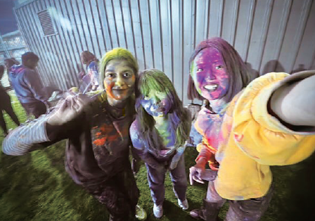 최 씨가 교환학생 파견 중 축제를 즐기고 있다